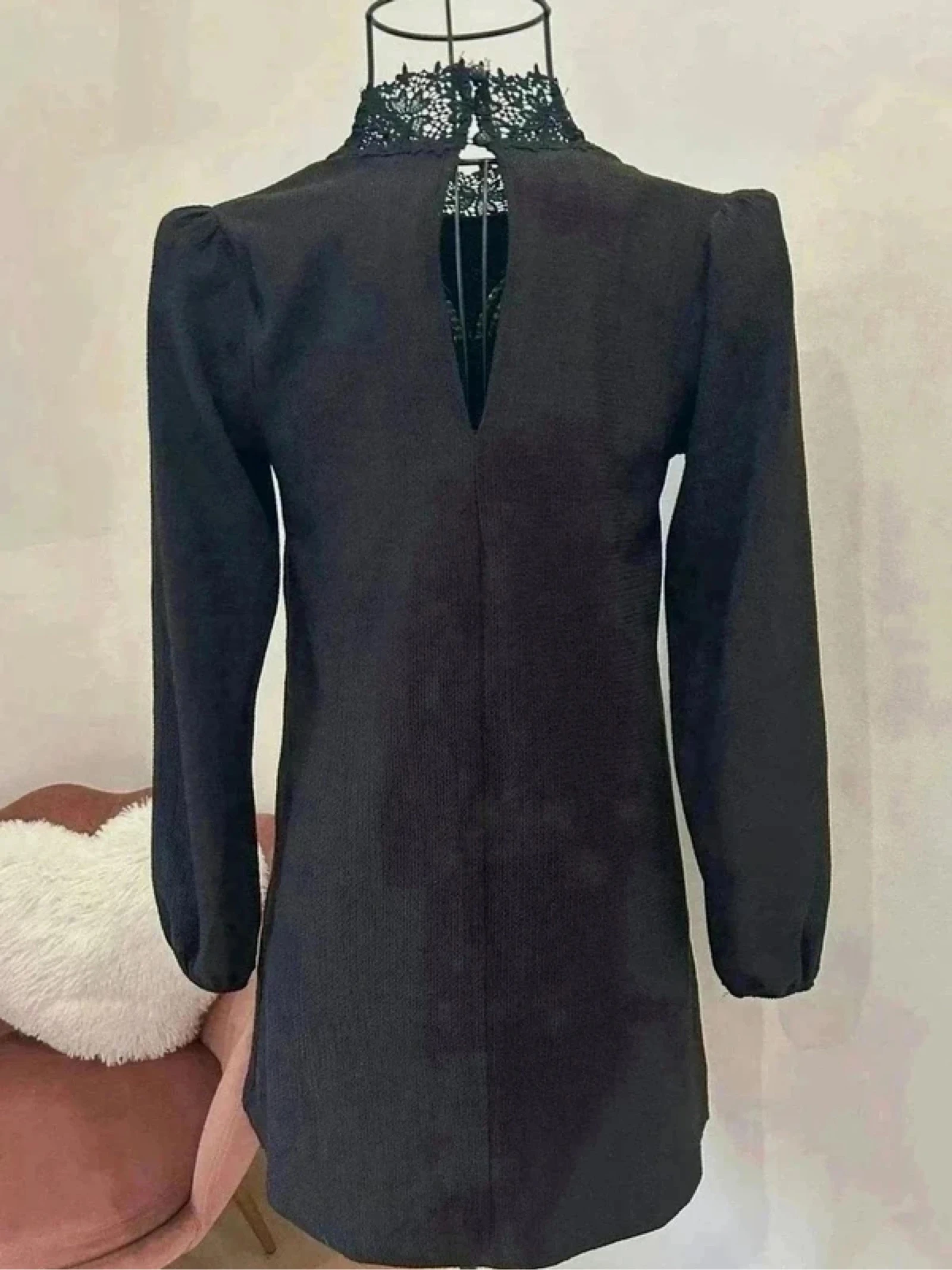 🌸 Vestido negro estructurado con hombreras – Zara 🌸 – photo 2